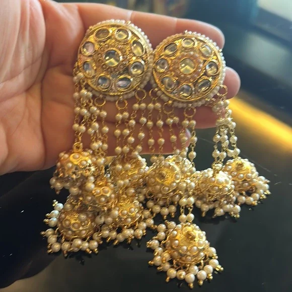 NWT Long,pretty, intricate ‘Jhumka’ earrings with 4 ‘Jhumpa’s’ and faux pearls! - Picture 7 of 9